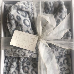 Jessica Simpson Robe NWT